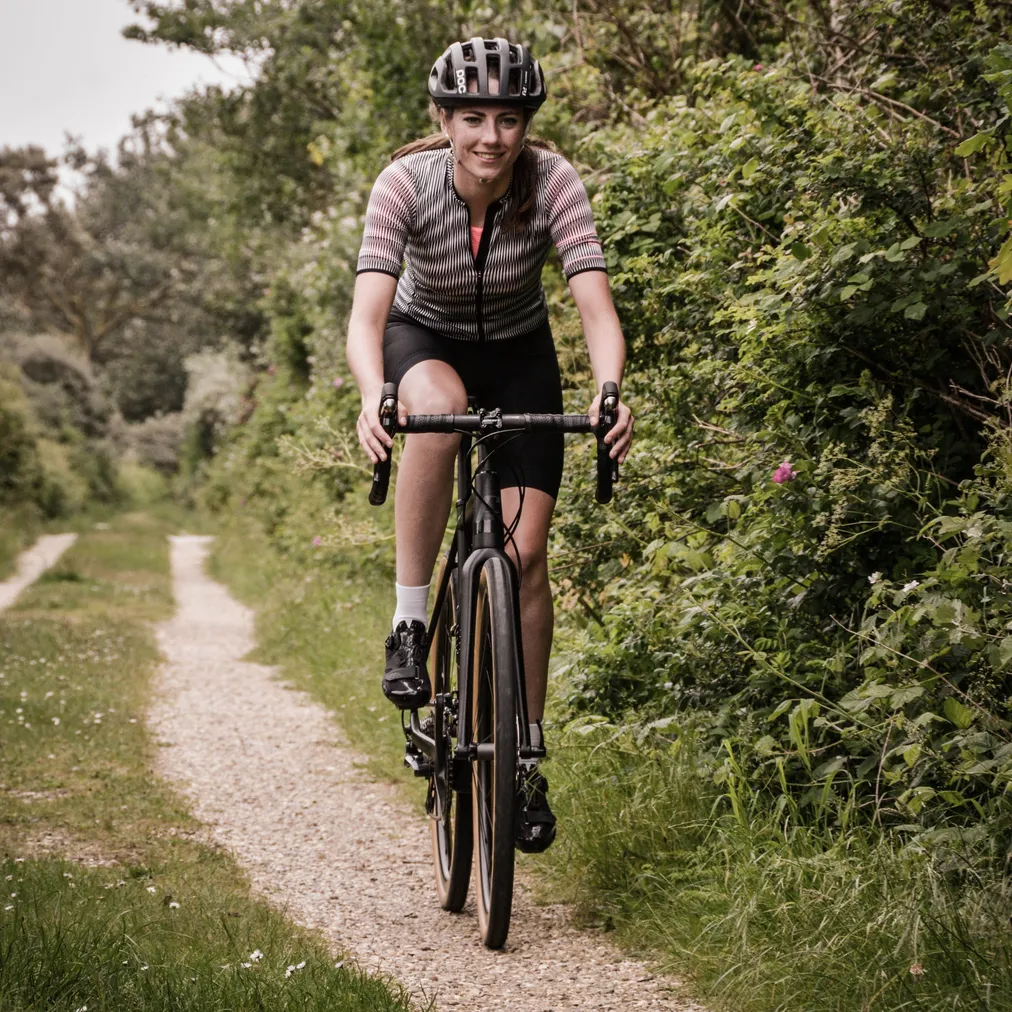 Fahrradfahrerin im Wald